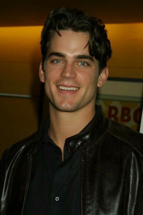 Popular 90s Hairstyles, 90s Hairstyles Men, Neal Caffrey, Aesthetic 90s, Walking Out, Hairstyles Men, 90s Hairstyles, Dear Future Husband, Matt Bomer