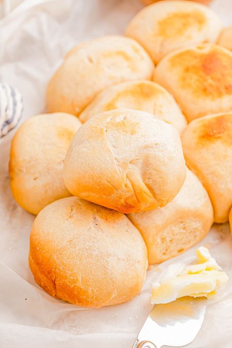 No-Knead Slow Cooker Dinner Rolls - Averie Cooks Dinner Roll Recipe, Rolls From Scratch, Pot Bread, Crock Pot Bread, Averie Cooks, Dinner Roll, Homemade Rolls, Easy Rolls, Knead Bread