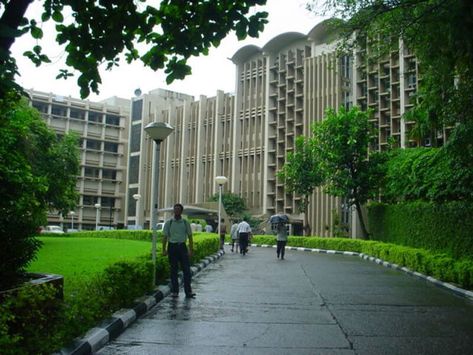 IIT Bombay tops first QS ranking for Indian varsities Read More: https://bit.ly/2pXi6Gv #QSRanking #IITBombay #QSWorldUniversityRankings #IITBombay #QSBRICSRanking #IITDelhi #IITMadras #IITKanpur Iit Bombay, College Image, Indian Institute Of Technology, College Aesthetic, Dream College, Adventure Aesthetic, Top Colleges, Engineering Colleges, Wallpaper Dekstop