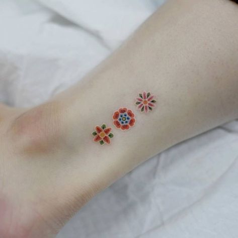 South Korean Culture, Small Daisy Tattoo, Tatoo Inspiration, Armband Tattoos, Korean Tattoos, Watercolor Nature, Daisy Tattoo, Moon Tattoo Designs, Delicate Tattoo