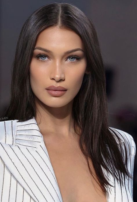 Bella Hadid Dark Hair, Bella Hadid Makeup Looks, Adriana Lima Blonde, Mrs Bella, Bella Hadid Hair, Bella Hadid Makeup, Photo Posing, Girl Energy, Hadid Sisters