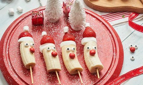 These banana and strawberry Santas are a sure-fire way to get the kids eating fruit this Christmas! Banana And Strawberry Santas, Santa Bananas, Healthy Christmas Dessert Recipes, Pizza Wreath, Santa Recipes, Strawberry Santa, Healthy Christmas Desserts, Santa Breakfast, Strawberry Santas