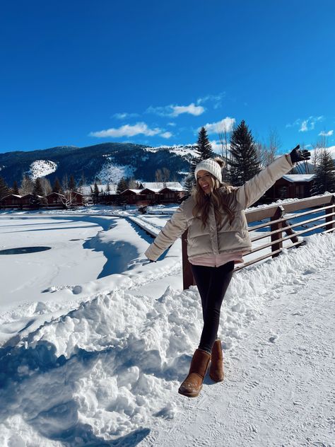 Winter Wyoming Outfits, Wyoming Outfit Winter, Wyoming Winter Outfit, Wyoming Aesthetic Winter, Jackson Hole Wyoming Winter Outfits, Winter Vacation Aesthetic, Jackson Hole Wyoming Winter, Honeymoon Fits, Outfit Photo Ideas