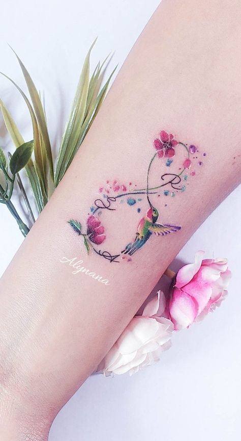 Signo Infinito, Flores, Colibrí e iniciales por Alynana Tattoos - Tatuajes para Mujeres Color Flower Tattoos For Women, Hummingbird Flower Tattoos, Infinity Tattoo Designs, Remembrance Tattoos, Tattoos For Women Flowers, Tasteful Tattoos, Infinity Tattoos, Tatuaje A Color, Wrist Tattoos For Women