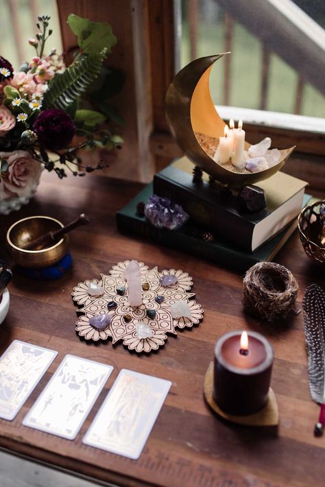 Tarot Altar Set Up, Tarot Display Ideas, Discreet Altar Ideas, Tarot Card Display Ideas, Tarot Party Decorations, Alter Set Up Ideas, Small Altar Ideas Witch, Tarot Altar Ideas, Tarot Table Set Up