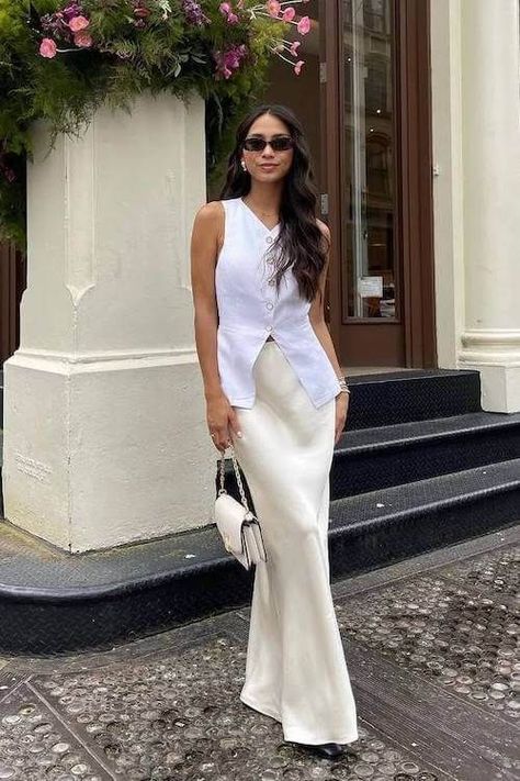 Long Skirt Outfits For Summer, Casual Brunch Outfit, Satin Skirt Outfit, Silk Midi Skirt, Long Skirt Outfits, Chique Outfits, Summer Fashion Trends, Brunch Outfit, Outfit Goals