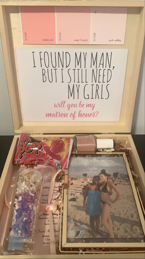 Be My Bridesmaids Ideas, Wedding Takeaway Gifts, Bridal Proposal Ideas Asking Bridesmaids, Gifts For The Wedding Party, Proposal For Bridesmaid Ideas, How To Ask Made Of Honor Cute Ideas, Fall Wedding Bridesmaids Gifts, Diy Bridal Party Proposal, Bridesmaid Proposal Box Ideas Rustic