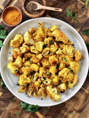 Turmeric Roasted Cauliflower - Plantiful Kiki | Plant Based Eating Plantiful Kiki, Easy Plant Based Recipes, Starch Solution Recipes, Recipes Plant Based, Roasted Cauliflower Recipes, Plant Based Recipes Easy, Healthy Plant Based Recipes, Easy Cauliflower, Wfpb Recipes