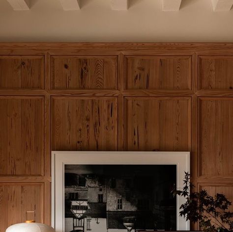 Vogue Living on Instagram: "In the study of this contemporary Alabama home, the owner's love of art shines through. Interior designer Betsy Brown originally intended to update the pecky cypress timber wall panelling, but “the colour of the raw wood was lovely and fit so well into our colour scheme that we decided to go no further,” she says. Click the link in our bio to explore the rest of this home.   📷: @haris.kenjar Interior design: @betsybrowninc Architecture: @Shepard & Davis Architects Styling: @haris.kenjar and @betsybrowninc Producer: @karinemonie  Words: @yeongsassall #VogueLiving #loveVL #study" Paneled Walls Living Room, Wood Paneled Walls Living Room, Haris Kenjar, Gorgeous Office, Moody Interiors, Timber Walls, The World Of Interiors, Timber Panelling, Vogue Living