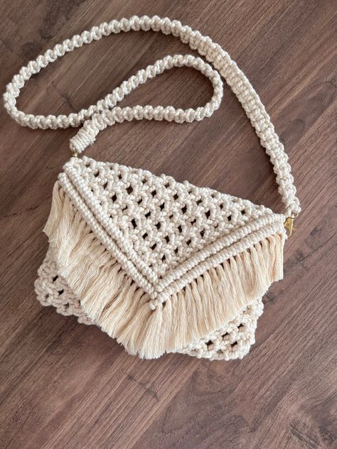 Looking for a stylish and unique bag that's perfect for any occasion? Look no further than our handmade macrame bag! Made with natural cotton fibers and incorporating beautiful macrame knotting techniques, this bohemian-style bag is the perfect addition to any outfit. Whether you're heading to the beach, going shopping, or just out for a walk, this bag is the ideal choice. With its spacious interior and sturdy construction, you'll have plenty of room for all your essentials. Plus, its customizab Macrame Bag Ideas, Macrame Hand Bag, Macrame Bags Diy, Macrame Bag Pattern, Bags For Beach, Bohemian Style Bag, Macrame Handbag, Bag Macrame, Macrame Bags