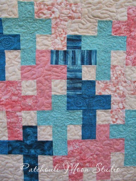 Cross Quilts Ideas, Cross Quilt Pattern, Quilts Easy, Prayer Crafts, Prayer Quilt, Quilt Crafts, Lap Quilt Patterns, Cross Quilt, Quilting Designs Patterns