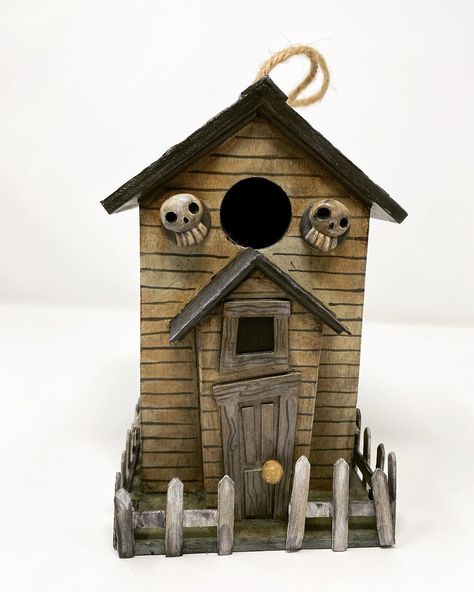 Diy Spooky Birdhouse, Bird House Haunted House, Witchy Birdhouse, Goth Birdhouse, Decorated Bird Houses, Gothic Birdhouse, Gothic Backyard, Haunted Birdhouse, Halloween Birdhouse