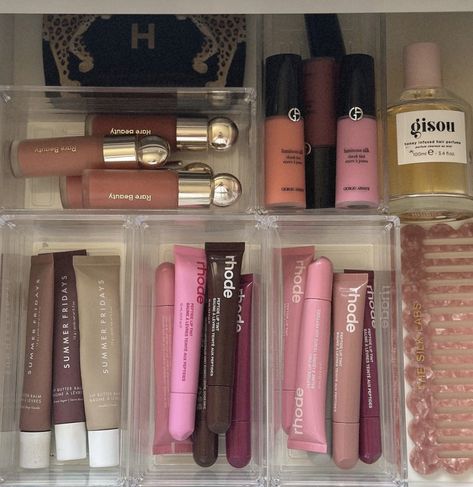 Minimal Skin Care, Makeup Bag Essentials, Makeup Drawer, Sephora Skin Care, Life Vibes, Dream Summer, Instagram Selfie, Skincare Essentials, Makeup Aesthetic