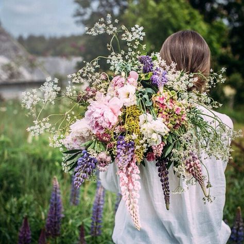 Swedish wildflower bouquet Wedding Table Pink, Wedding Flowers Wildflowers, Beach Wedding Decorations Reception, Flower Road, Neutral Wedding Flowers, Swedish Summer, Vintage Wedding Flowers, Yellow Wedding Flowers, Modern Wedding Flowers