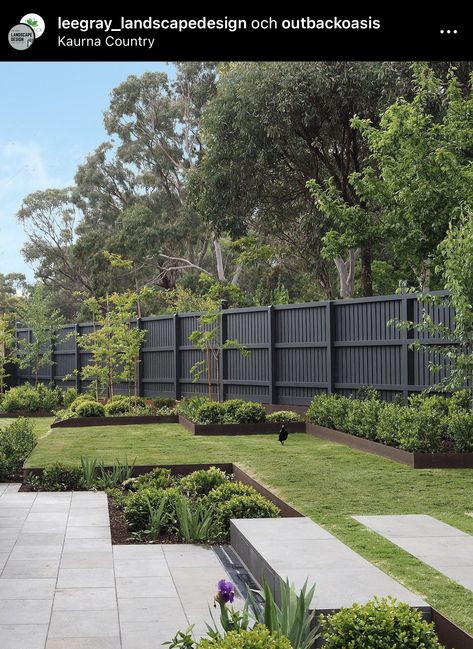 Garden Fence Colours Ideas, Black Garden Fence, Fence Colours, Landscape Borders, Fence Plants, Black Fence, Pool Landscape Design, Front Garden Design, Front Steps