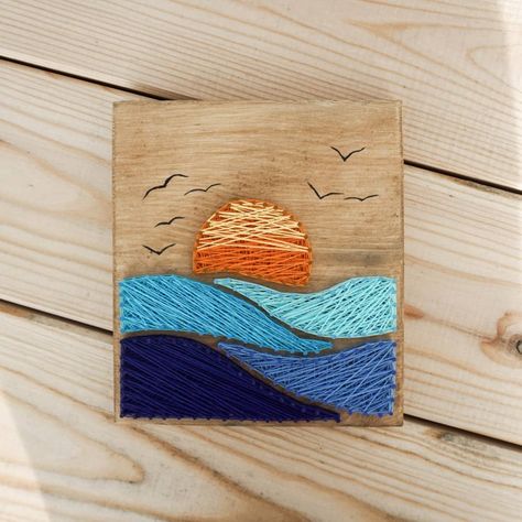 Wood Yarn Art, Nail Art On Wood, Pin And Thread Art, Beach String Art, Thread Art On Wood, Sun String Art, Thread Wall Art, Wood Nail Art, Wood String Art