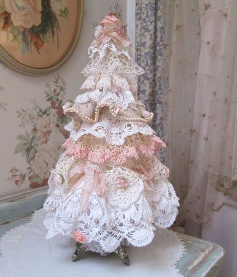 Shabby Chic Christmas Decorations, Shabby Chic Christmas Ornaments, Lace Christmas Tree, Shabby Chic Christmas Tree, Chic Christmas Decor, Shabby Chic Decor Bedroom, Homes Decor, Shabby Christmas, Chic Bedroom Decor