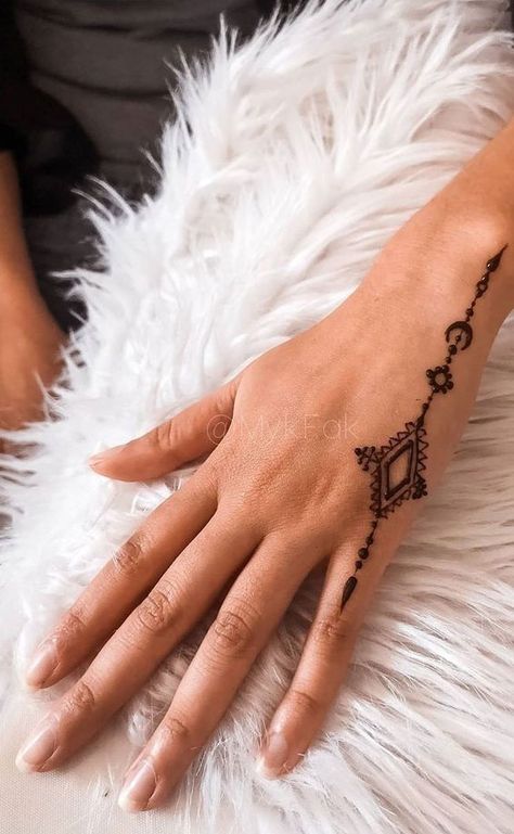 simple Henna designs, minimal henna designs, henna designs for kids, henna designs for hand, henna Designs palm, simple henna designs for beginners, henna designs for hand easy, mehndi designs, wedding henna designs, henna hand designs Minimal Henna Designs, Minimal Henna, Henna Designs Back, Small Henna Tattoos, Small Henna Designs, Henne Tattoo, Cream Tattoo, Cute Henna Designs, Cute Henna Tattoos