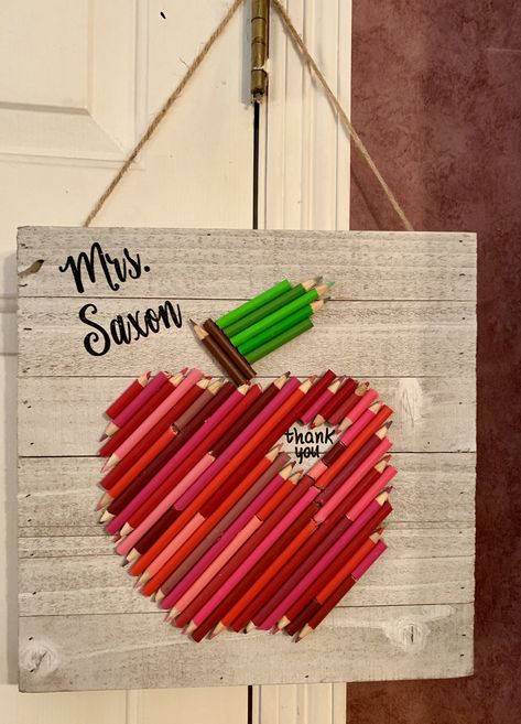 Color pencil craft Crafts With Pencils, Old Pencils Crafts, Old Colored Pencil Crafts, Colored Pencil Crafts, Teacher Signs Diy, Teacher Wreaths, Pencil Crafts, Teacher Holiday Gifts, Teacher Gift Baskets