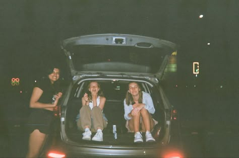 Parking Lot Friends Aesthetic, Trunk Aesthetic Car, Car Trunk Aesthetic, Teens Having Fun Aesthetic, Teen Car Aesthetic, Car Hangout, Hanging Out Aesthetic, Highschool Bucket List, Parking Lot Aesthetic