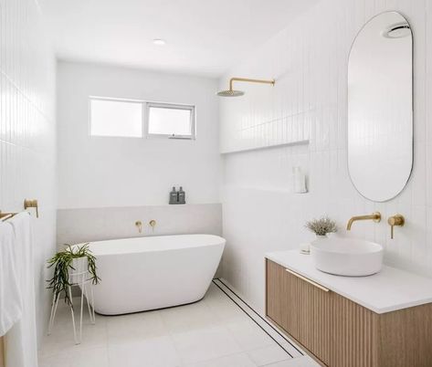 Concept Constructions on Instagram: "Function meets style! Elevate your bathroom with just a few luxe finishes to give it an extra edge ✨ 👉🏼 Custom strip drain 👉🏼 Huge shower niche 👉🏼 Hob wall behind bath 👉🏼 Mitred edge tiles" Tiles Behind Bath, Shower Bath Combo, Second Bathroom, Huge Shower, Niche Wall, Bathroom Niche, Tile Splashback, Shower Over Bath, House Vibes