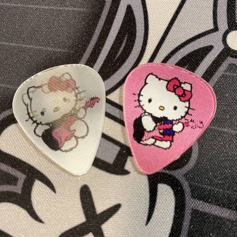 Hello Kitty Guitar Pick Lenticular White/Pink PAIR (2) Sanrio Fender SUPER CUTE NEWListing is for a Single (1) ONE OF EACH COLOR (1Pink & 1 Whi... Cute Guitar Picks, Hello Kitty Things, Hello Kitty Guitar, Mini Electric Guitar, Cute Guitar, Music Gift Ideas, White Hello Kitty, Pink Guitar, Instruments Art