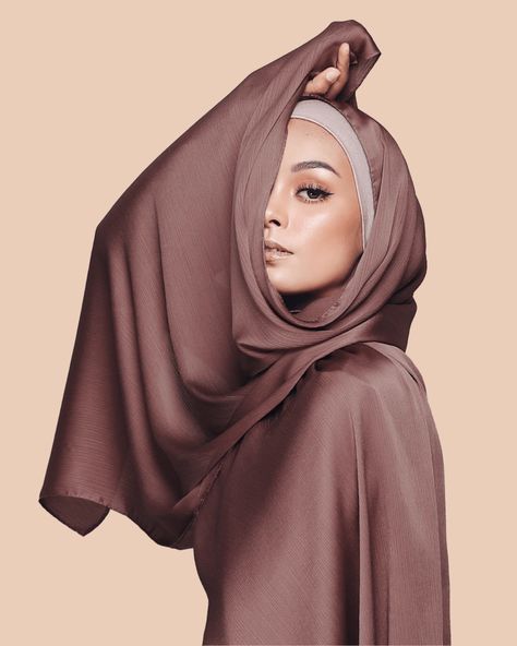 Model With Hijab, Hijab Photoshoot Ideas Studio, Hijab Product Photography Ideas, Hijab Model Photography, Photoshoot Ideas Hijab, Hijab Poses Photography, Abaya Photoshoot Ideas, Hijab Photoshoot Ideas, Scarf Photoshoot Ideas