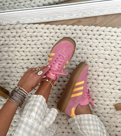 Looks Adidas, Adidas Samba Outfit, Samba Shoes, Samba Outfit, Yellow Adidas, Skandinavian Fashion, Preppy Shoes, Adidas Shoes Women, Hype Shoes