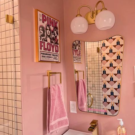 Pink Bathroom Paint, Pink Vintage Bathroom, Pink Bathroom Ideas, Pink Tile Bathroom, Feminine Bathroom, Pink Bathrooms, Pink Tub, Colourful Bathroom, Vintage Pink Bathroom