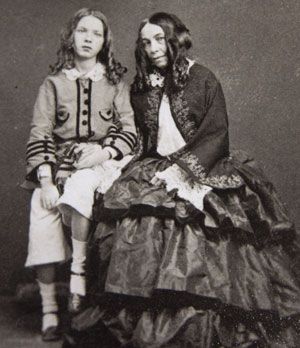 Elizabeth Barrett Browning (right) and her son Robert Wiedemann Barrett Browning [1860]. She was one of the most prominent poets of the Victorian era. Elizabeth Browning, Elizabeth Barrett Browning, Robert Browning, Victorian Photos, People Of Interest, Writers And Poets, Famous Authors, British History, Favorite Authors