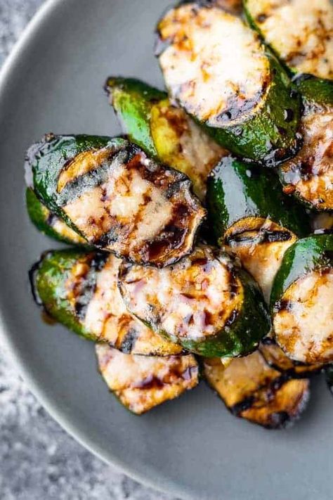 Perfect Grilled Chicken Breast, Zucchini With Parmesan, Grilled Zucchini Recipes, Parmesan Zucchini, Grilled Potatoes, Grilled Zucchini, God Mat, Zucchini Recipes, Veggie Dishes