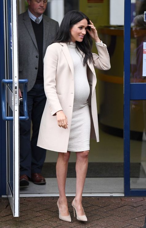 Meghan Markle Wore a $35 Maternity Dress—and It's Still Available to Buy Meghan Markle Maternity, Girly Blouse, Princ Harry, Pregnant Dress, Baby Mode, Prins Harry, Meghan Markle Style, Style Royal, Maxi Outfits