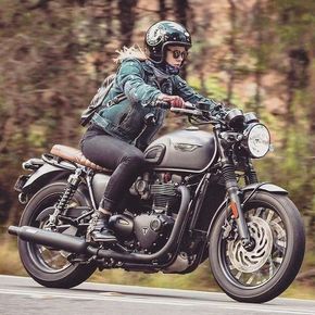 Triumph Bonneville T120 Female Bikers, Triumph Bonneville T120, Moto Scrambler, Triumph Bikes, Мотоциклы Cafe Racers, Cafe Racer Girl, Biker Babe, Female Biker, Motorcycle Culture