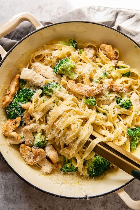 Easy Recipes With Broccoli, Simple Pasta Ideas, Meal With Broccoli, Chicken And Brocolli Pasta Recipes Easy, Chicken Brocolli Pasta Recipes, Broccoli And Chicken Pasta, Healthy Meals Chicken, Pasta With Chicken And Broccoli, Chicken Broccoli Fettuccine Alfredo