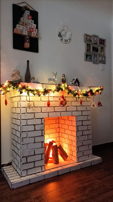 Christmas Grotto Ideas, Christmas Fireplace Decor Ideas, Cozy Christmas Fireplace, Chimney Decor, Fireplace Decor Ideas, Diy Christmas Fireplace, Houses Christmas, Christmas Candle Decorations, Christmas Fireplace Decor