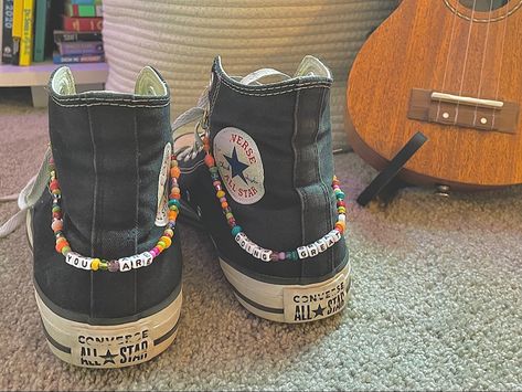 Converse Chain, Shoe Chains, Diy Converse, Boot Chains, Embroidered Shoes, Cute Shoes, All Star, Necklaces Bracelets, Converse