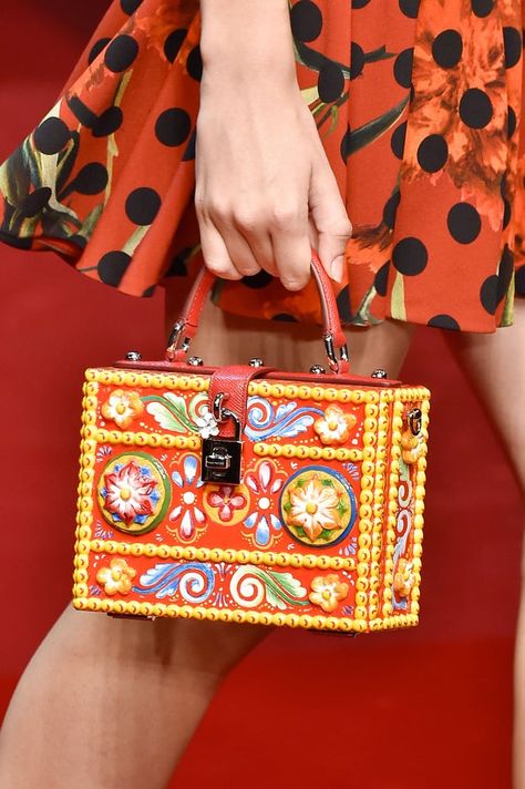 Dolce & Gabbana Spring 2015 Runway Bags, Princess Wardrobe, Dolce And Gabbana Runway, Wooden Purse, Mulberry Bag, Paris Mode, Potli Bags, Packing Design, Beautiful Handbags