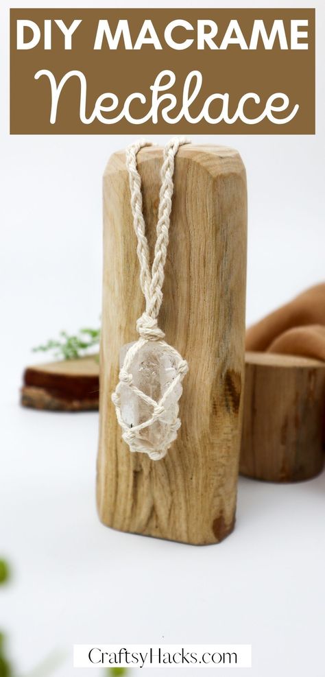 You can easily create more stunning macrame jewelry with this super cute DIY macrame necklace. This creative DIY necklace idea is super easy to make so you can easily create more macrame accessories that you will love. Diy Stone Necklace, Stone Wrapping Macrame, Stone Necklace Diy, Crystal Necklace Tutorial, Diy Stone Wrapping, Diy Macrame Necklace, Crystal Necklace Diy, Diy Necklace Holder, Diy Necklaces Tutorial