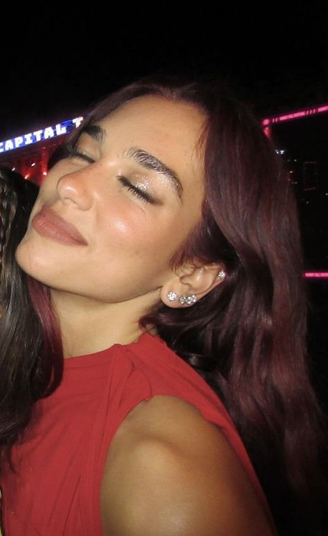 Dua Lipa Eye Makeup, Dua Lipa Nose, Dua Lipa Face, Dua Lipa Selfie, Dua Lipa Smiling, New Years Outfit, Fresh Hair, Make Up Inspo, Gorgeous Hair