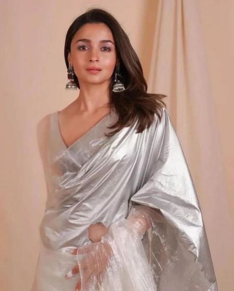 Blouse Designs For Sangeet, Alia Bhatt Looks, Bollywood Fashion Saree, Wedding Bridge, Silver Saree, Bollywood Saree Blouse Designs, Alia Bhatt Hairstyles, Alia Bhatt Saree, Bollywood Sarees Online