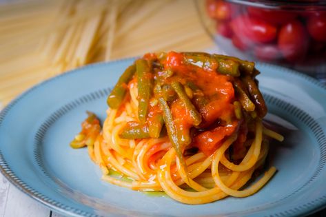 Green Bean & Tomato Spaghetti | Authentic Italian Summer Pasta Recipe Traditional Italian Food Recipes, Italian Summer Pasta, Timballo Recipe, Traditional Italian Food, Tagliatelle Recipe, Tomato Spaghetti, Italian Green Beans, Summer Pasta Recipes, Bolognese Sauce Recipe