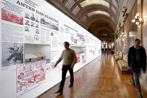 Newspaper Exhibition, Museum Entrance, History Exhibition, Portuguese Design, Newspaper Layout, Museum Design, History Wall, Environmental Design, Museum Exhibition