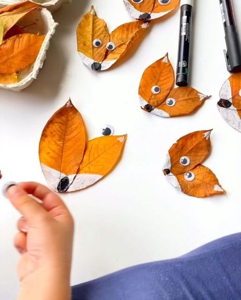 Fox Crafts For Preschool, Fox Made Out Of Leaves, Autum Ideas Craft For Kids, Leaf Foxes Craft, Fox Diy Crafts, Fox Leaves Craft, Autumn Crafts Leaves, Autumn Gift Ideas Easy Diy, Craft With Autumn Leaves