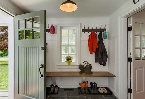 Farmhouse Mudroom, Front Door Inspiration, Logos Retro, Mudroom Entryway, Farmhouse Front Door, Farmhouse Entryway, Mudroom Design, Modern Entryway, Simple House Design