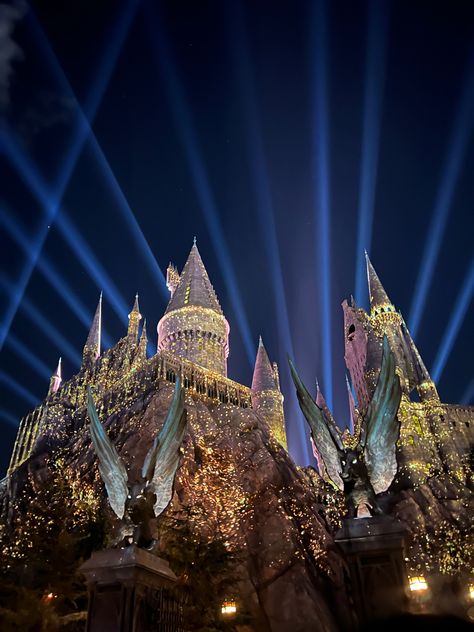 Universal Studios Hollywood, CA Universal Studios Wizarding World, Universal Studios Wallpaper, Universal Studios Orlando Christmas, Aesthetic Wishes, Universal Christmas, Orlando Christmas, Universal Hollywood, Hollywood Night, Universal Parks