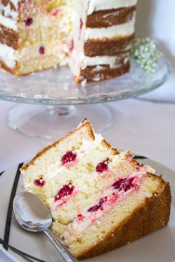 Naked cake aux framboises pour toutes les occasions ! - Pâte à Choup' Cake Chorizo, Yoghurt Cake, Wedding Cake Recipe, Naked Cakes, Cake Easy, Salty Cake, Raspberry Cake, One Room Challenge, Room Challenge