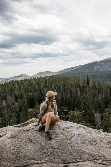 Hiking Photo Ideas, Hiking Pose, Hiking Picture Ideas, Hiking Poses, Wander Outfit, Hiking With Friends, Hiking Pics, Hiking Photos, Cute Hiking Outfit