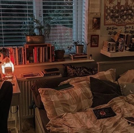 Dream Aesthetic Room, Elena Gilbert Room Aesthetic, Comfy Bedroom Aesthetic Vintage, Vynil Room Ideas, Messy Aesthetic Bedroom, Guys Room Aesthetic Vintage, Cozy Book Bedrooms, Messy Dorm Room Aesthetic, Bedroom Ideas With 2 Beds