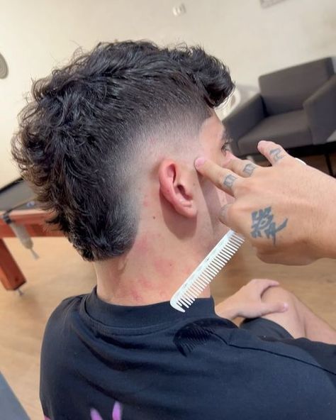 L U C A S  L I M A on Instagram: "Moica 🔥🔥🔥🔥🔥  Comente o que achou ! 👇🏻" Skin Fade Mullet Men, Taper Fade Mohawk Men, Mohawk Fade Straight Hair, Long Hair With Faded Sides Men, Mens Haircut Fohawk Fade, Short Men’s Curly Hair, Subtle Mohawk Men, Tapered Wide Hawk, High Burst Fade Mohawk