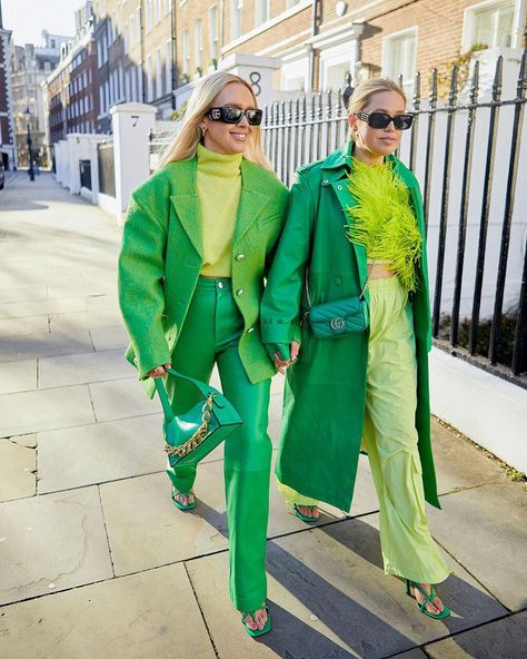 The Green Edit - London Fashion Sisters Olivia & Alice in All Green Winter Nyfw Street Style, Character Planning, Hslot Outfits, Green Outfit Ideas, Green Edit, Green Outfits For Women, Colour Blocking Fashion, Color Blocking Outfits, Color Combinations For Clothes